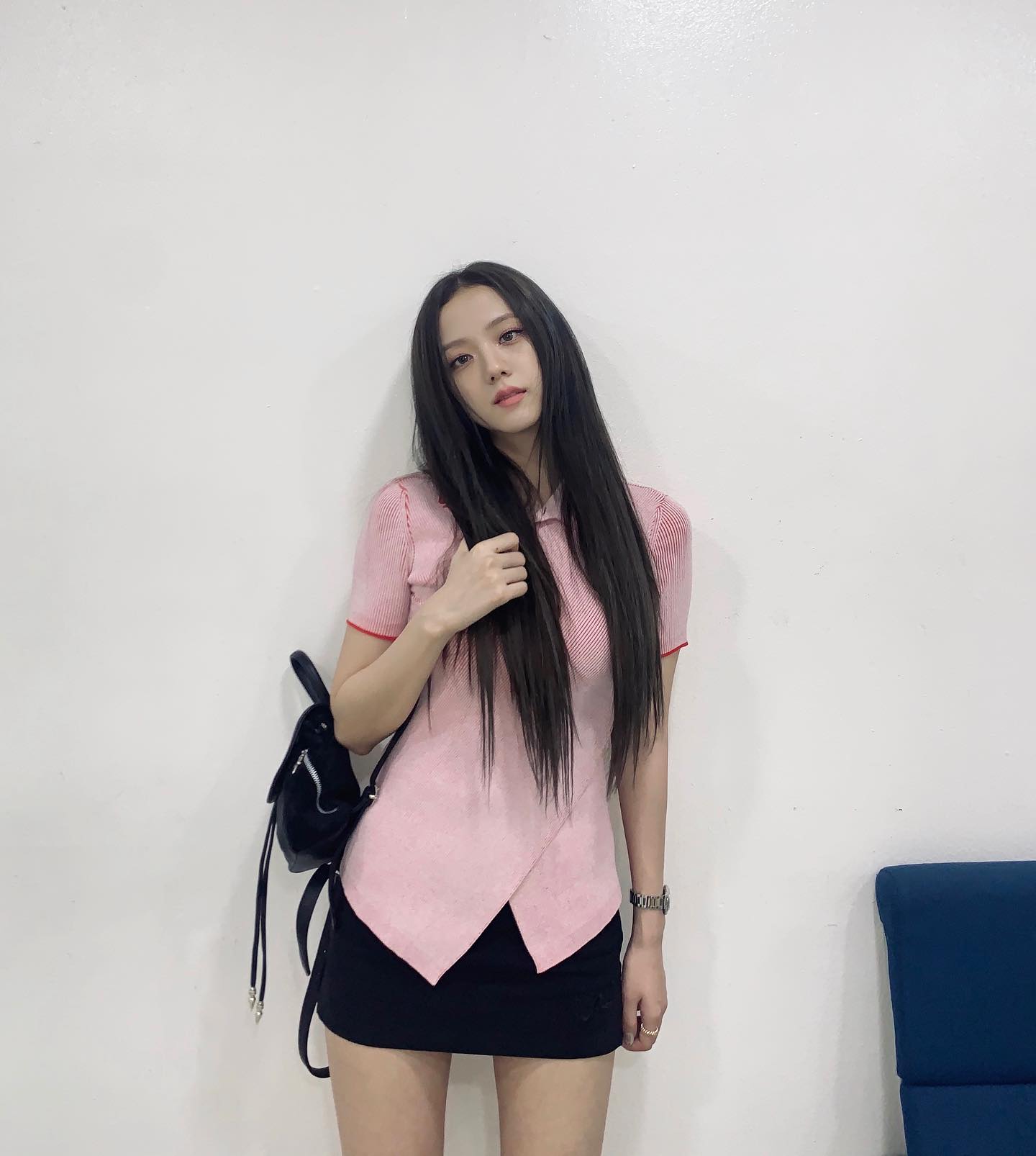 Jisoo mặc chân váy ngắn đẹp mê mẩn- Ảnh 10. Jisoo mặc chân váy ngắn đẹp mê mẩn- Ảnh 10.