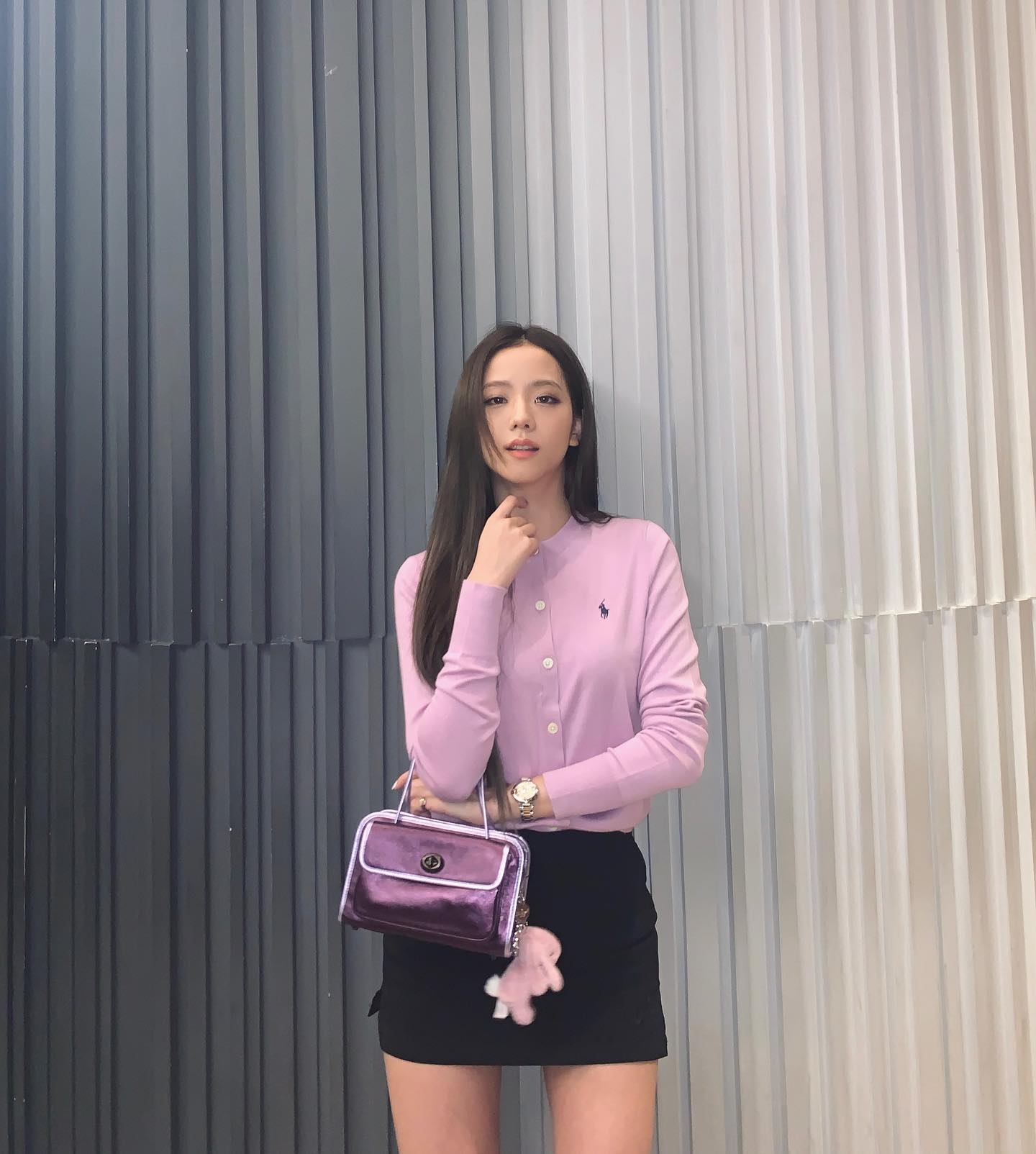 Jisoo mặc chân váy ngắn đẹp mê mẩn- Ảnh 9. Jisoo mặc chân váy ngắn đẹp mê mẩn- Ảnh 9.