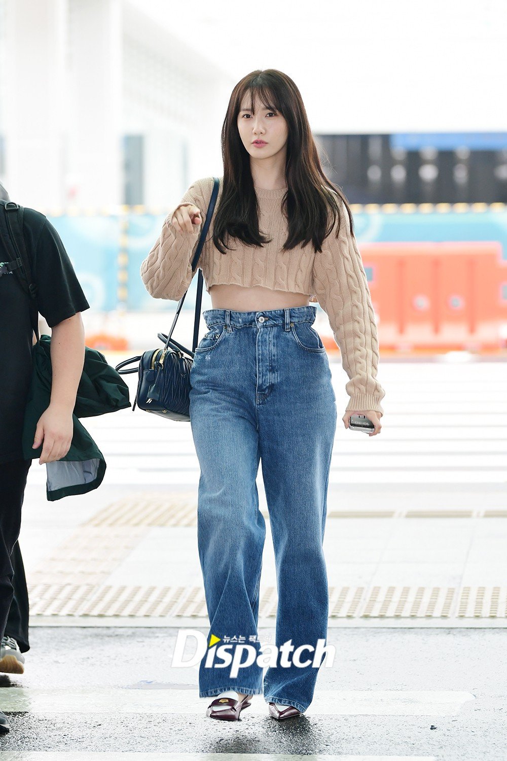 Phong cách của Yoona thăng hạng mạnh mẽ nhờ chăm diện quần ống rộng, đây cũng là món quà lý tưởng tặng nàng - Ảnh 8. Phong cách của Yoona thăng hạng mạnh mẽ nhờ chăm diện quần ống rộng, đây cũng là món quà lý tưởng tặng nàng - Ảnh 8.