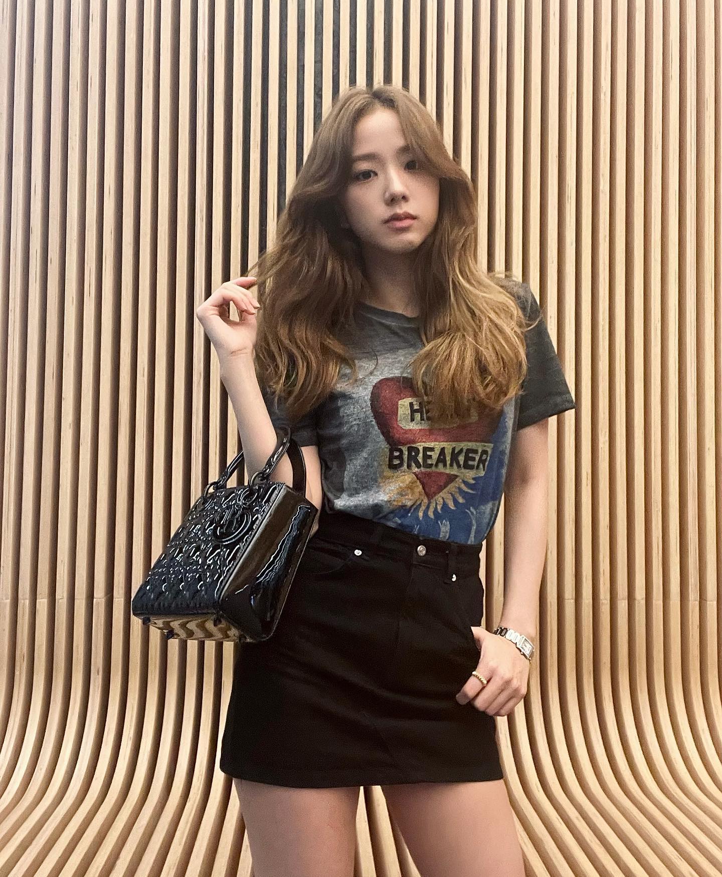 Jisoo mặc chân váy ngắn đẹp mê mẩn- Ảnh 6. Jisoo mặc chân váy ngắn đẹp mê mẩn- Ảnh 6.