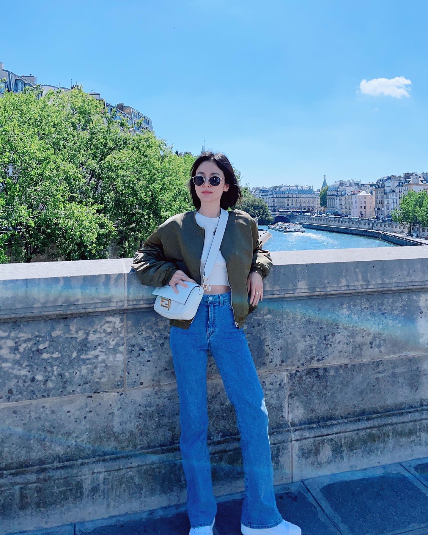 Song Hye Kyo mặc đẹp ở trời Tây với những cách phối đồ đơn giản- Ảnh 10. Song Hye Kyo mặc đẹp ở trời Tây với những cách phối đồ đơn giản- Ảnh 10.