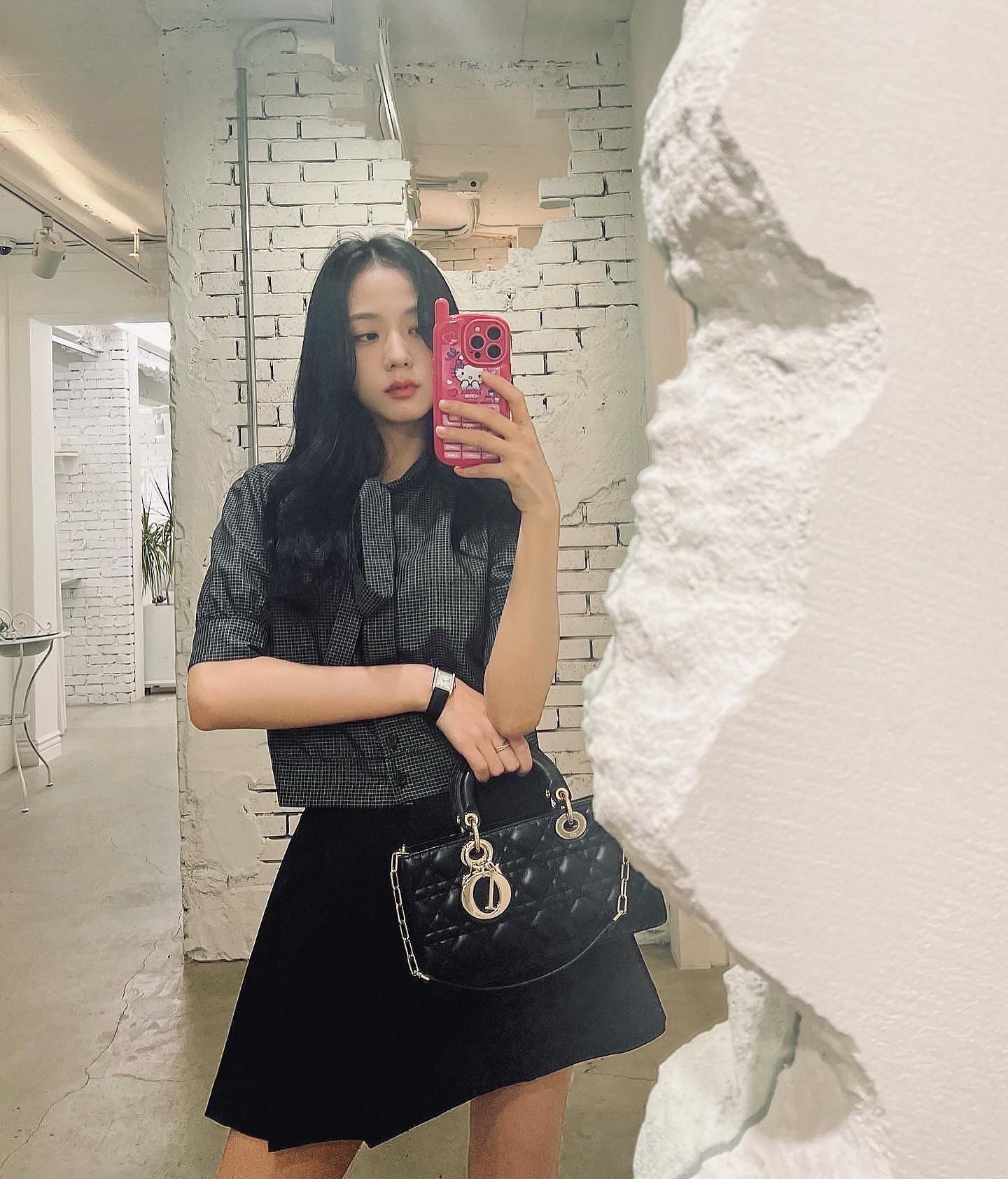 Jisoo mặc chân váy ngắn đẹp mê mẩn- Ảnh 5. Jisoo mặc chân váy ngắn đẹp mê mẩn- Ảnh 5.