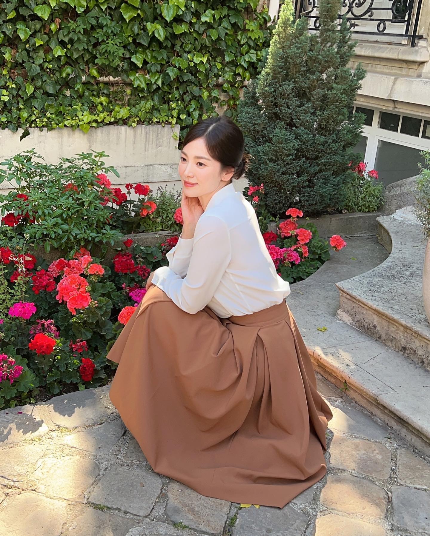 Song Hye Kyo mặc đẹp ở trời Tây với những cách phối đồ đơn giản- Ảnh 8. Song Hye Kyo mặc đẹp ở trời Tây với những cách phối đồ đơn giản- Ảnh 8.