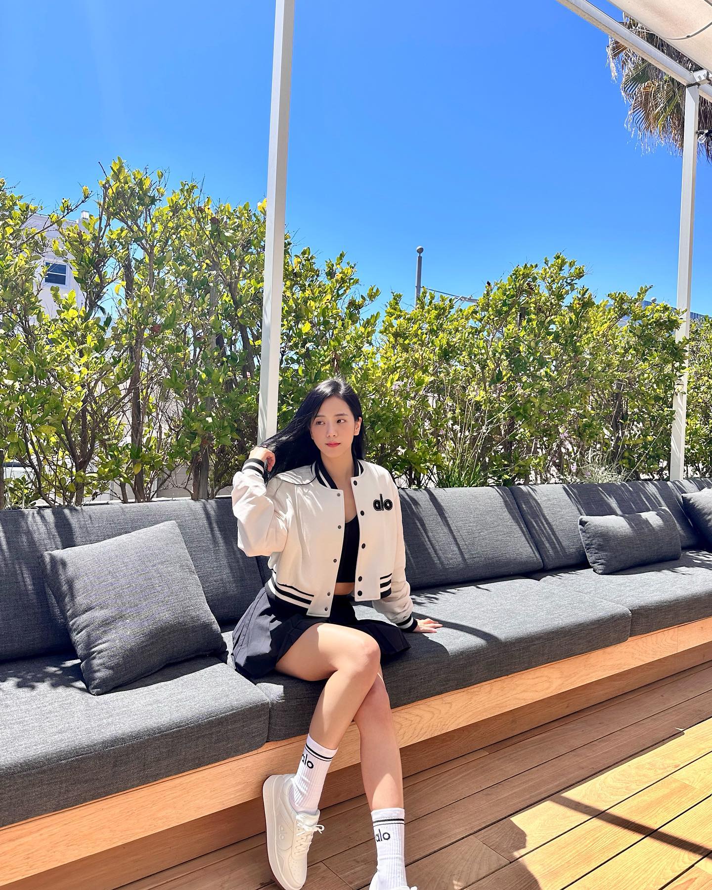 Jisoo mặc chân váy ngắn đẹp mê mẩn- Ảnh 2. Jisoo mặc chân váy ngắn đẹp mê mẩn- Ảnh 2.