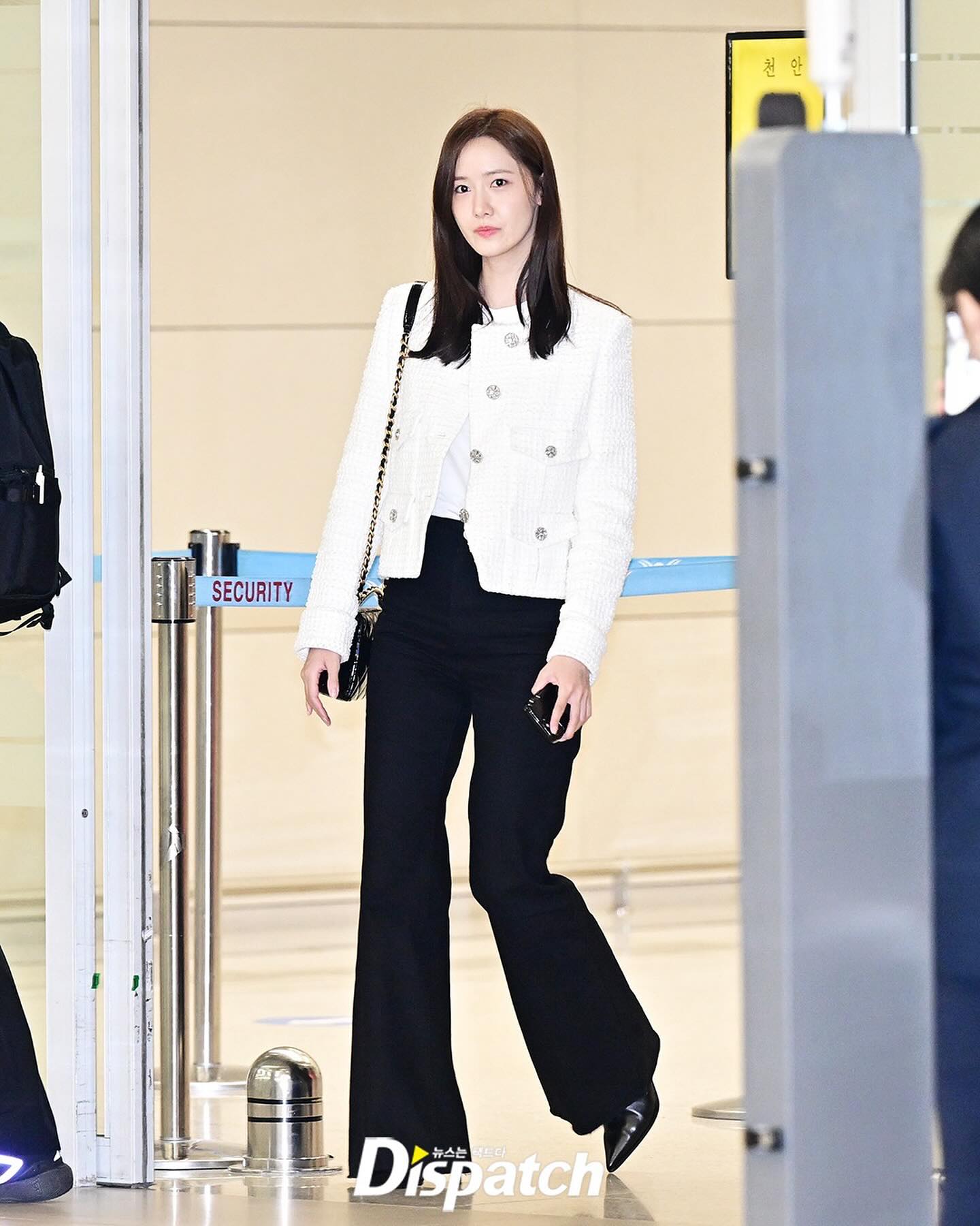 Phong cách của Yoona thăng hạng mạnh mẽ nhờ chăm diện quần ống rộng, đây cũng là món quà lý tưởng tặng nàng - Ảnh 9. Phong cách của Yoona thăng hạng mạnh mẽ nhờ chăm diện quần ống rộng, đây cũng là món quà lý tưởng tặng nàng - Ảnh 9.