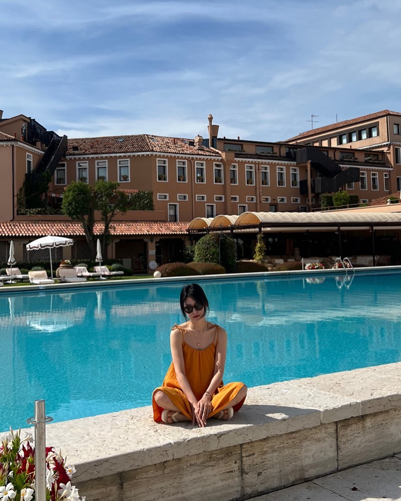 Song Hye Kyo mặc đẹp ở trời Tây với những cách phối đồ đơn giản- Ảnh 6. Song Hye Kyo mặc đẹp ở trời Tây với những cách phối đồ đơn giản- Ảnh 6.