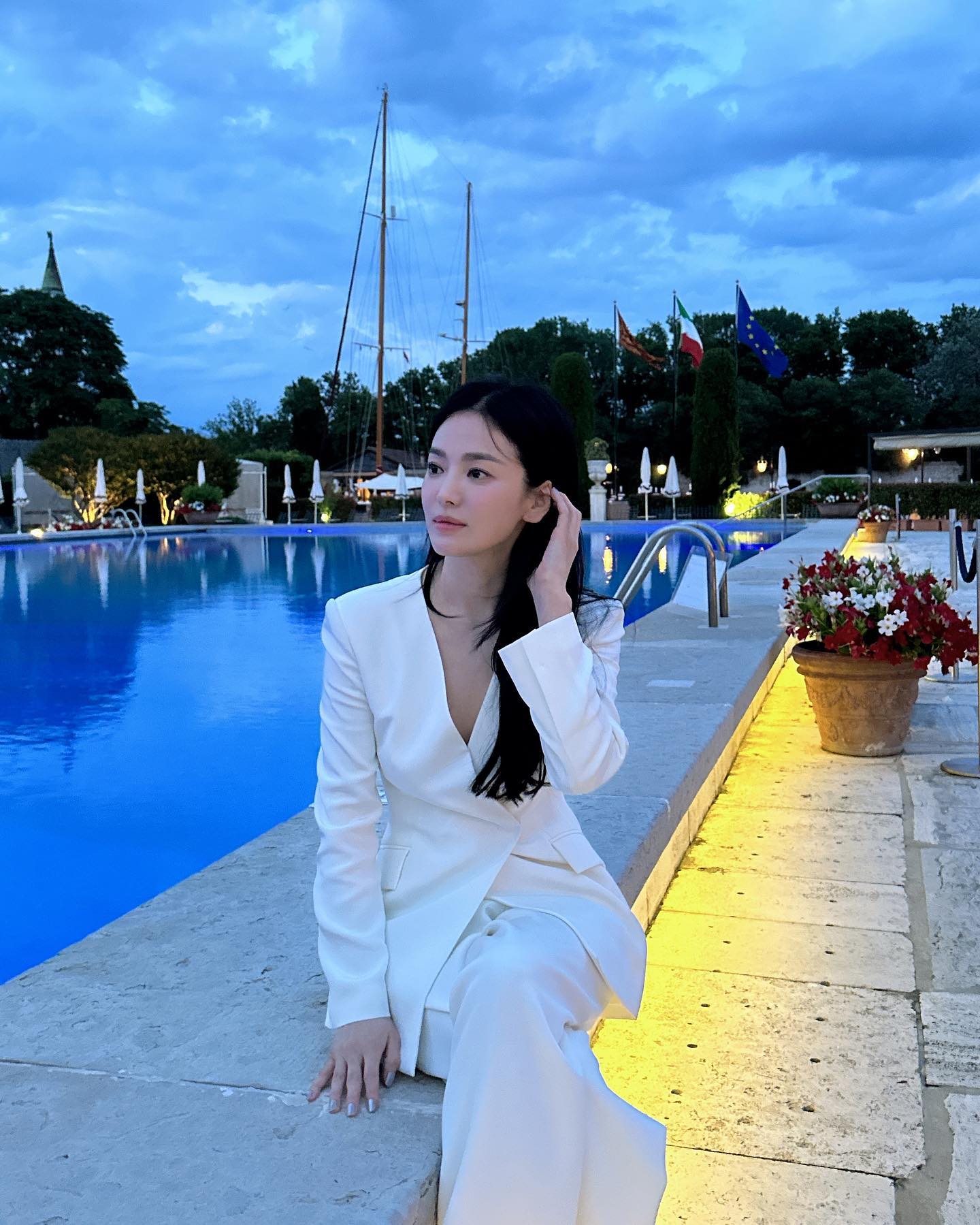 Song Hye Kyo mặc đẹp ở trời Tây với những cách phối đồ đơn giản- Ảnh 5. Song Hye Kyo mặc đẹp ở trời Tây với những cách phối đồ đơn giản- Ảnh 5.