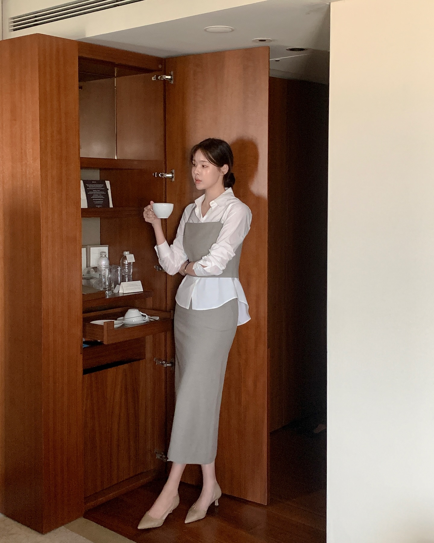 10 cách diện chân váy chuẩn thanh lịch đi làm- Ảnh 7. 10 cách diện chân váy chuẩn thanh lịch đi làm- Ảnh 7.