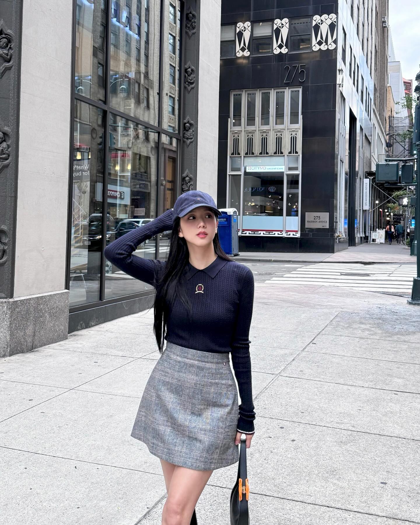 Jisoo mặc chân váy ngắn đẹp mê mẩn- Ảnh 1. Jisoo mặc chân váy ngắn đẹp mê mẩn- Ảnh 1.