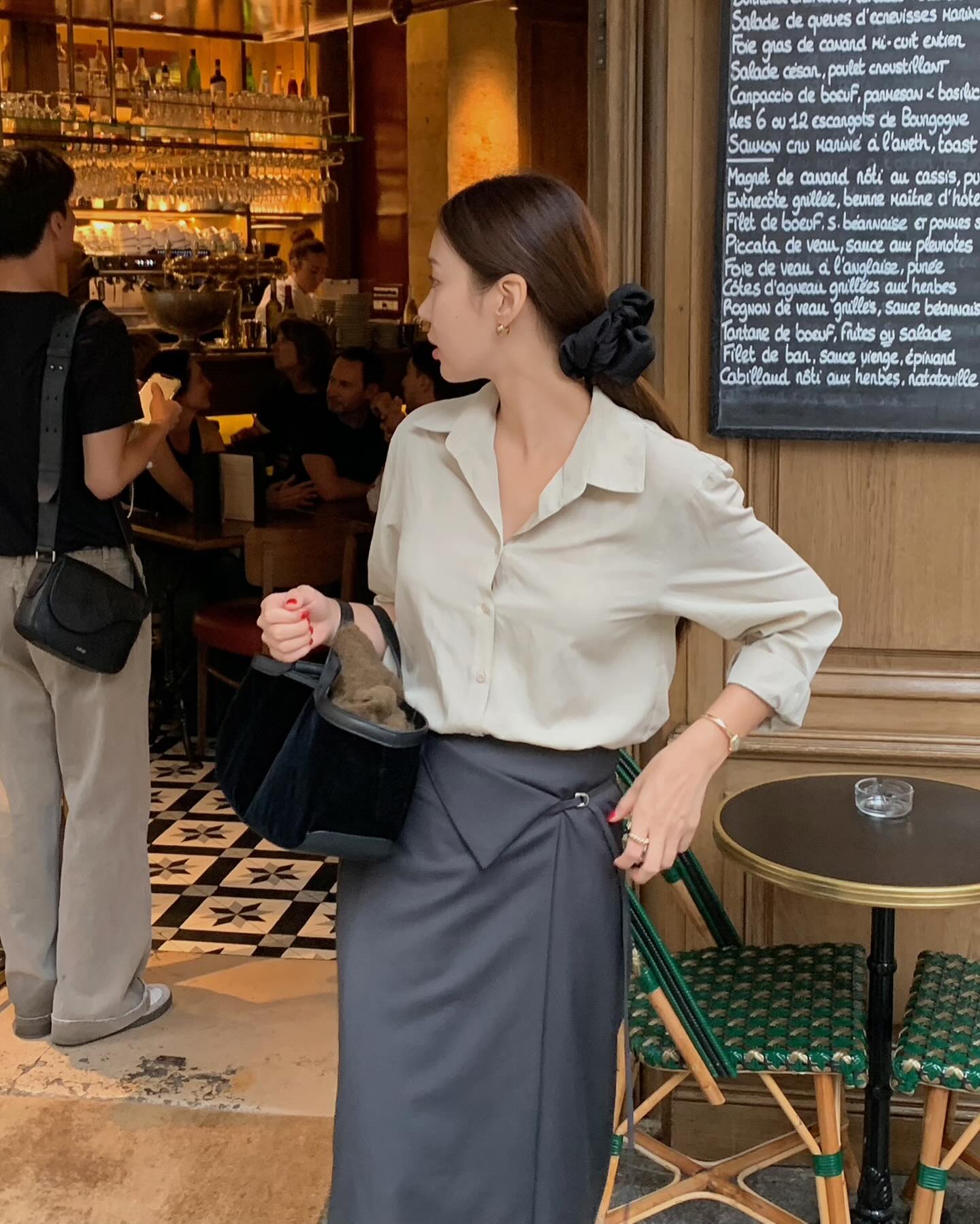 10 cách diện chân váy chuẩn thanh lịch đi làm- Ảnh 10. 10 cách diện chân váy chuẩn thanh lịch đi làm- Ảnh 10.