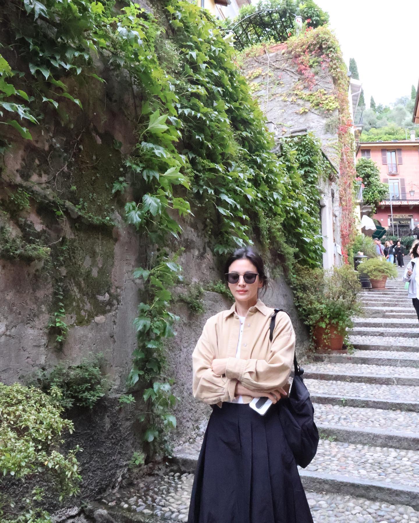 Song Hye Kyo mặc đẹp ở trời Tây với những cách phối đồ đơn giản- Ảnh 2. Song Hye Kyo mặc đẹp ở trời Tây với những cách phối đồ đơn giản- Ảnh 2.