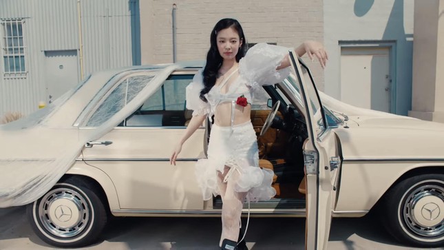 Jennie (BlackPink) diện váy xuyên thấu - Ảnh 5. Jennie (BlackPink) diện váy xuyên thấu - Ảnh 5.