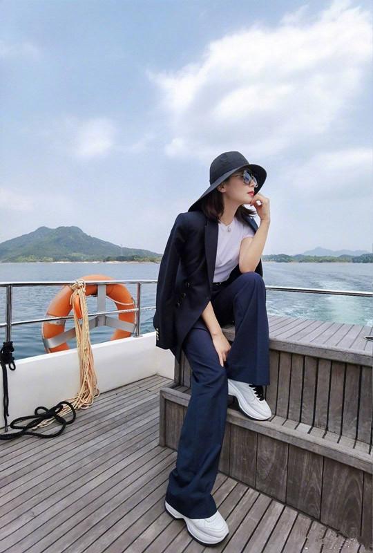 Phụ nữ trên 50 tuổi không nên mặc áo phông và quần jeans mà nên mặc 4 kiểu đồ này- Ảnh 4. Phụ nữ trên 50 tuổi không nên mặc áo phông và quần jeans mà nên mặc 4 kiểu đồ này- Ảnh 4.
