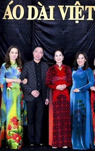 NTK Hương Vải: 20 năm một tình yêu với áo dài truyền thống - Ảnh 2. NTK Hương Vải: 20 năm một tình yêu với áo dài truyền thống - Ảnh 2.
