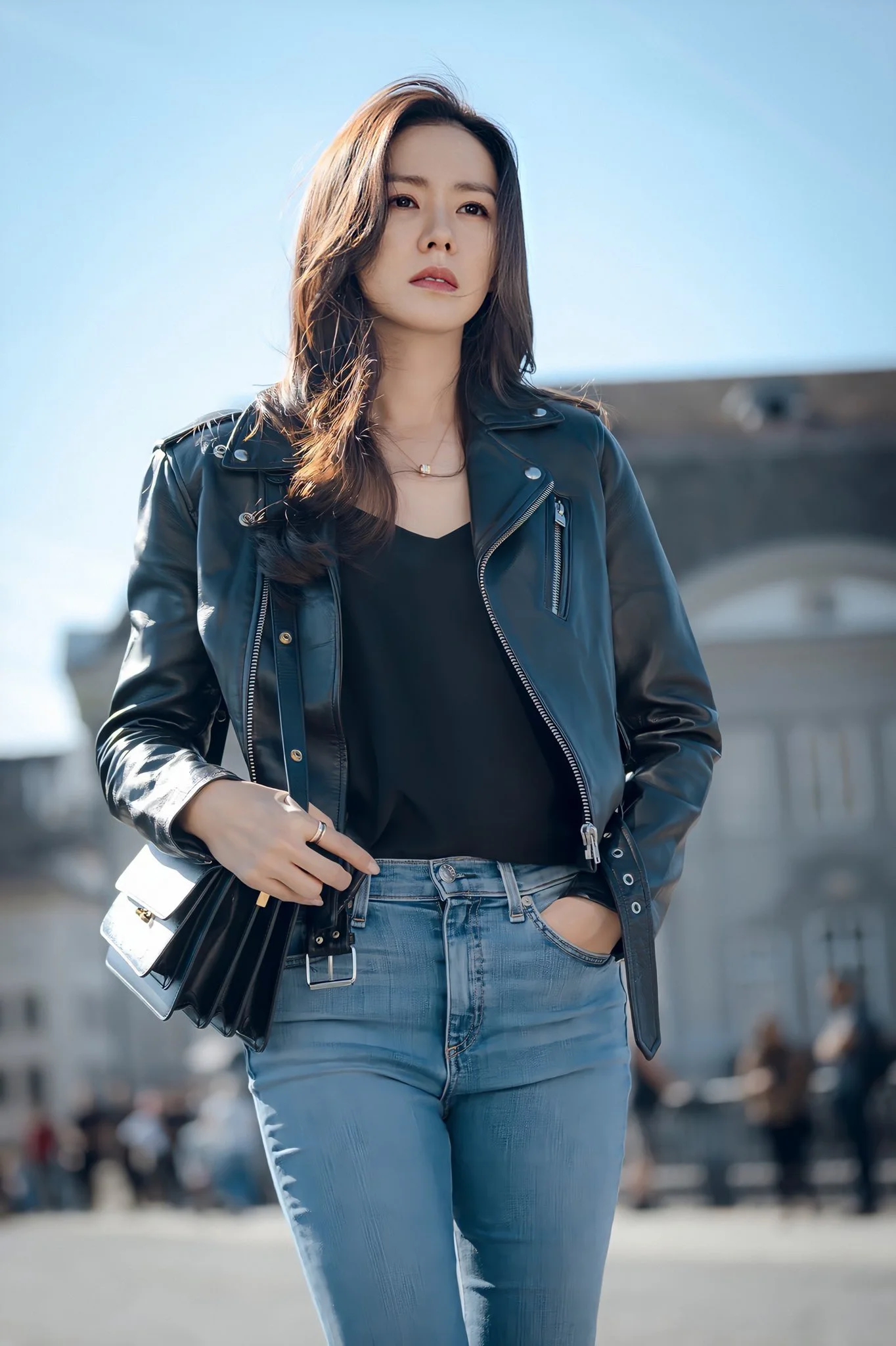 Phụ nữ trên 40 tuổi nên tham khảo 10 cách mặc quần skinny jeans trẻ trung- Ảnh 4. Phụ nữ trên 40 tuổi nên tham khảo 10 cách mặc quần skinny jeans trẻ trung- Ảnh 4.