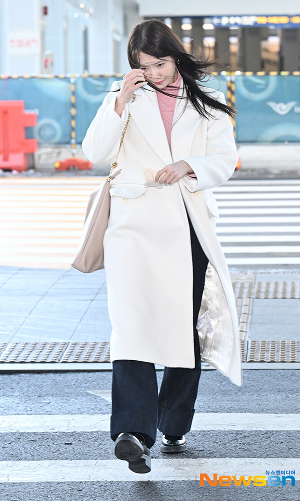 Phong cách của Yoona thăng hạng mạnh mẽ nhờ chăm diện quần ống rộng, đây cũng là món quà lý tưởng tặng nàng - Ảnh 6. Phong cách của Yoona thăng hạng mạnh mẽ nhờ chăm diện quần ống rộng, đây cũng là món quà lý tưởng tặng nàng - Ảnh 6.
