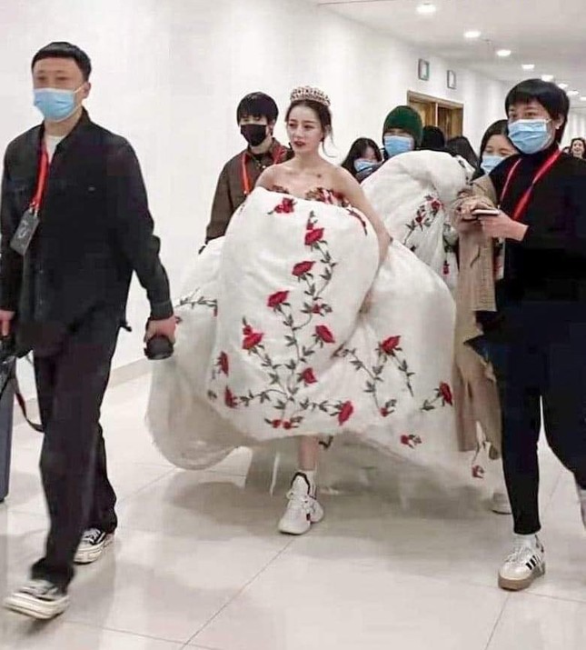4 mỹ nữ Hoa ngữ không cần giày cao gót vẫn khiến người khác ngước nhìn- Ảnh 11. 4 mỹ nữ Hoa ngữ không cần giày cao gót vẫn khiến người khác ngước nhìn- Ảnh 11.