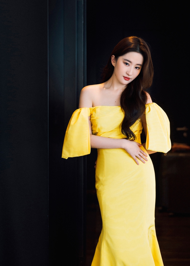 Phong cách thời trang gợi cảm 'bùng cháy' của 'hoa hồng' Lưu Diệc Phi - Ảnh 6. Phong cách thời trang gợi cảm 'bùng cháy' của 'hoa hồng' Lưu Diệc Phi - Ảnh 6.