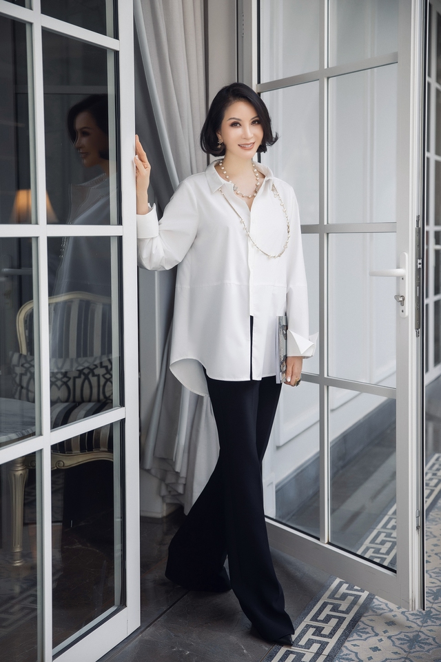 MC Thanh Mai gợi ý phối đồ đen - trắng thanh lịch, không bao giờ lỗi mốt - Ảnh 4. MC Thanh Mai gợi ý phối đồ đen - trắng thanh lịch, không bao giờ lỗi mốt - Ảnh 4.