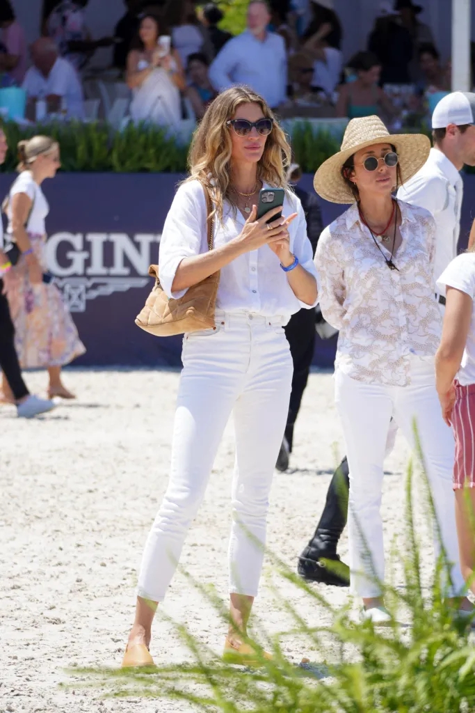 Phụ nữ trên 40 tuổi nên tham khảo 10 cách mặc quần skinny jeans trẻ trung- Ảnh 9. Phụ nữ trên 40 tuổi nên tham khảo 10 cách mặc quần skinny jeans trẻ trung- Ảnh 9.