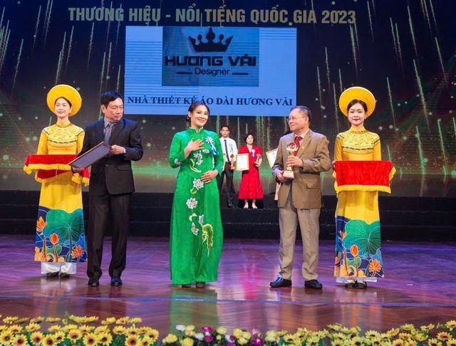 NTK Hương Vải: 20 năm một tình yêu với áo dài truyền thống - Ảnh 5. NTK Hương Vải: 20 năm một tình yêu với áo dài truyền thống - Ảnh 5.