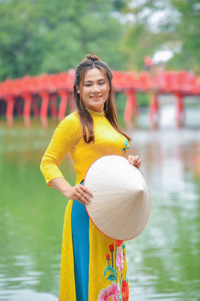 NTK Hương Vải: 20 năm một tình yêu với áo dài truyền thống - Ảnh 1. NTK Hương Vải: 20 năm một tình yêu với áo dài truyền thống - Ảnh 1.