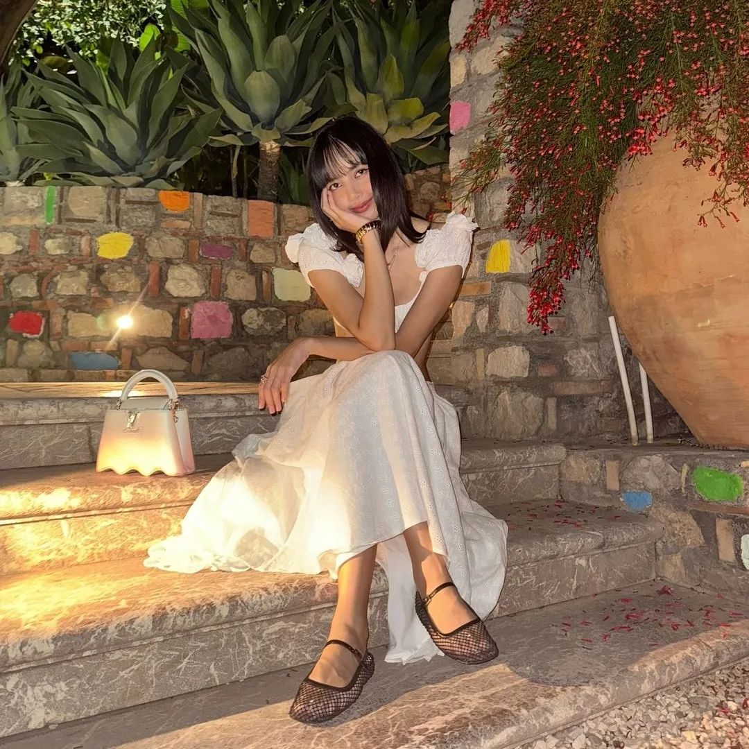 Hà Tăng, Jennie, Lisa cùng miệt mài diện 1 kiểu giày, nhìn đơn giản mà diện đồ gì cũng hợp- Ảnh 2. Hà Tăng, Jennie, Lisa cùng miệt mài diện 1 kiểu giày, nhìn đơn giản mà diện đồ gì cũng hợp- Ảnh 2.