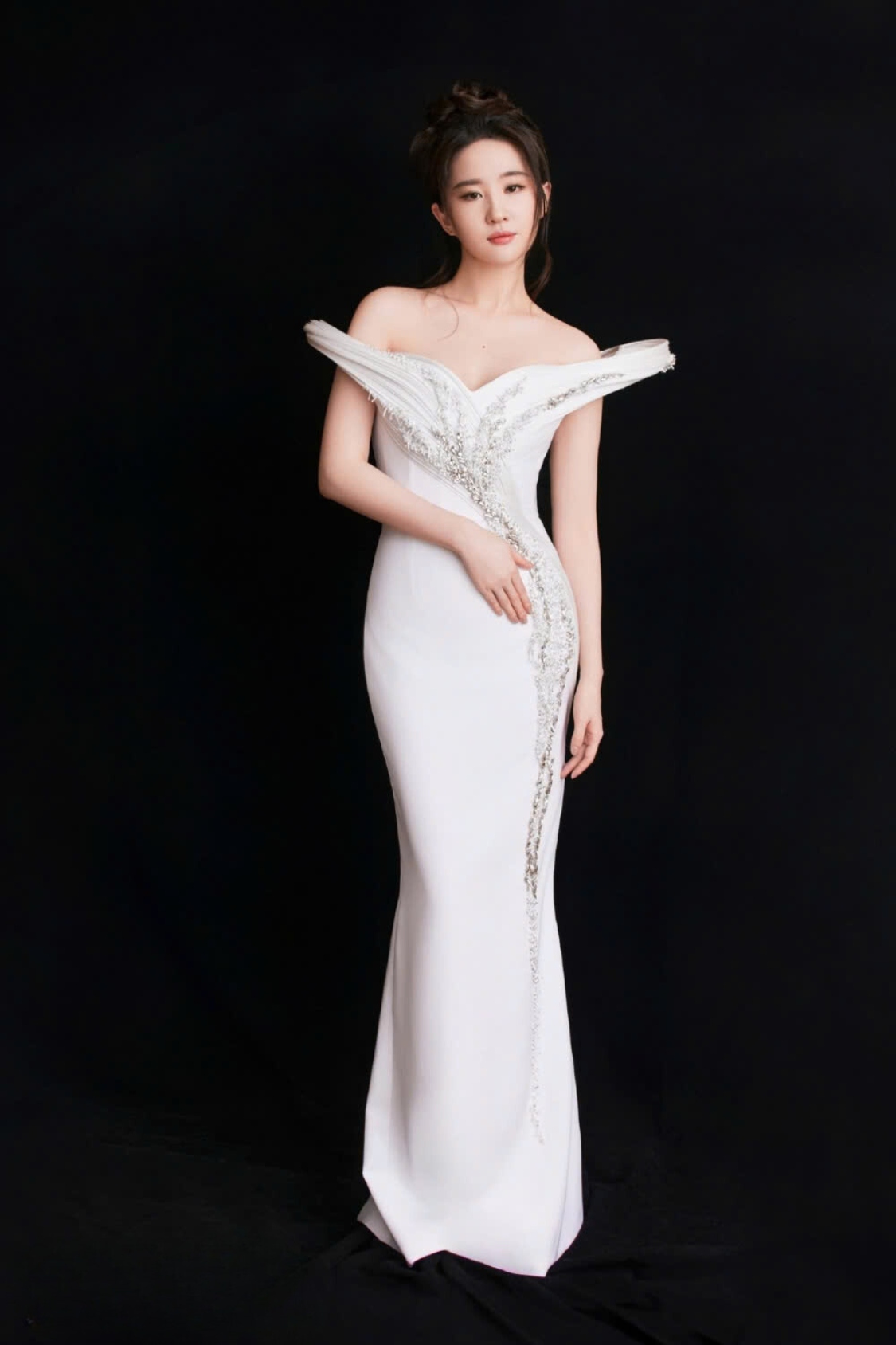 Tiết lộ lý do Lưu Diệc Phi thích mặc đầm trễ vai dù lộ khuyết điểm vai xuôi - Ảnh 2. Tiết lộ lý do Lưu Diệc Phi thích mặc đầm trễ vai dù lộ khuyết điểm vai xuôi - Ảnh 2.