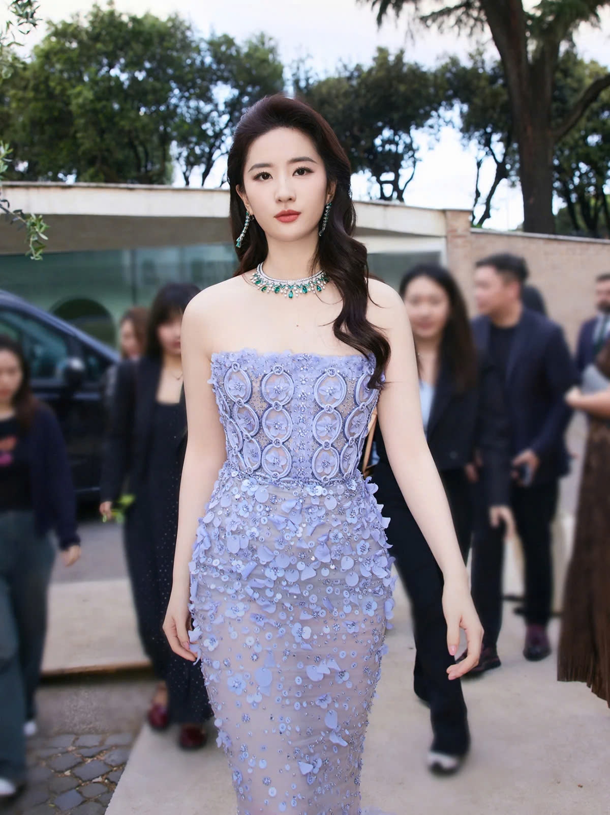 Tiết lộ lý do Lưu Diệc Phi thích mặc đầm trễ vai dù lộ khuyết điểm vai xuôi - Ảnh 8. Tiết lộ lý do Lưu Diệc Phi thích mặc đầm trễ vai dù lộ khuyết điểm vai xuôi - Ảnh 8.