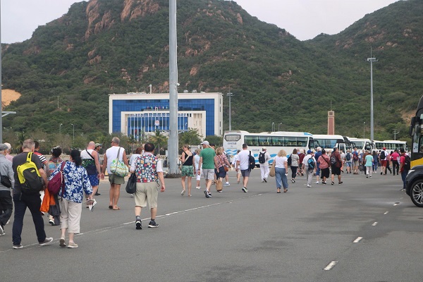 Du khách sau khi xuống tàu, ra xe do Công ty Tân Hồng tổ chức đưa đi theo các Tour tham quan Nha Trang, Ninh Thuận Du khách sau khi xuống tàu, ra xe do Công ty Tân Hồng tổ chức đưa đi theo các Tour tham quan Nha Trang, Ninh Thuận